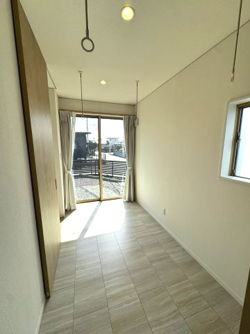 南面のランドリースペース（サンルーム）です。梅雨シーズンや花粉が気になるシーズンにはかなり重宝します♪洗濯物の日焼け対策にもなるので大切な衣服を守ります♪