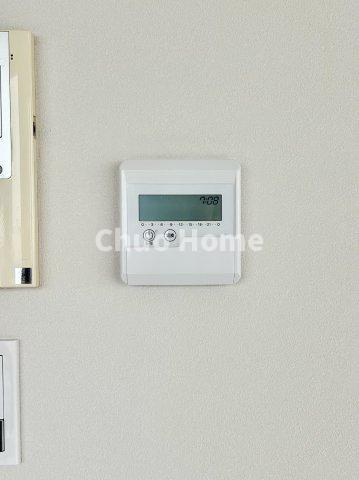 【床暖房】冬は足元から暖めてくれる床暖房はエアコンとは違って埃が舞いませんので健康にも良さそうですね。