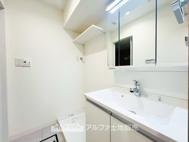 【Laundry　space】　◆ランドリースペース◆洗濯機置場を備えた使いやすいランドリースペース。浴室換気乾燥機付きで、天候を気にせず洗濯でき、毎日の家事もスムーズにこなせます。