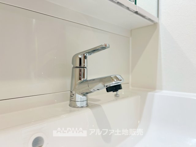 【Powder　room】　◆独立洗面台◆朝の身支度や帰宅後の手洗いも快適に行える独立洗面台。収納スペースも備えており、洗面用品をすっきり整理できる使い勝手の良い空間です。