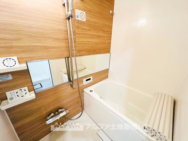 【Bath　room】　◆バスルーム◆一日の疲れをゆっくり癒せる落ち着いたバスルーム。浴室乾燥機付きで天候を気にせず洗濯でき、毎日の暮らしにも便利な空間です。