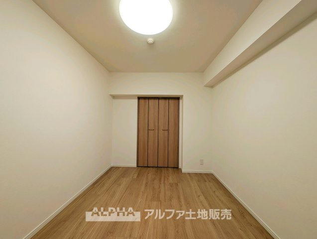 【bright　room】　◆明るさを感じる洋室◆やわらかな光が室内に広がり、日中も快適に過ごせる一室。プライベート空間として落ち着いた時間を過ごせます。