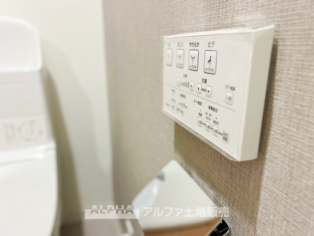 【Warm　water　flush　toilet】　◆温水洗浄便座付きトイレ◆お掃除も楽々。快適に過ごすためには今や欠かせない設備の一つです。壁掛けリモコンで使いやすくいつでも清潔に保てます。