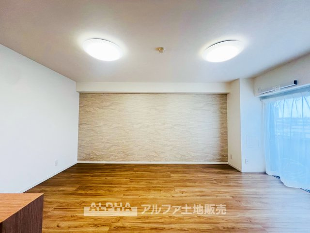 【Calm　Days】　◆穏やかな日常へ◆　やわらかな光に包まれた空間が、忙しさを静かにほどいていく。ここで重ねる時間が、暮らしの輪郭を少しずつ整えていく。