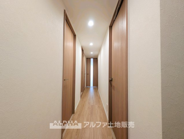 【Welcome　Space】　◆玄関◆帰宅時にほっとできる、穏やかな空気感の玄関。整った空間が日々の切り替えを自然にサポートし、来客時にも好印象を与えます。