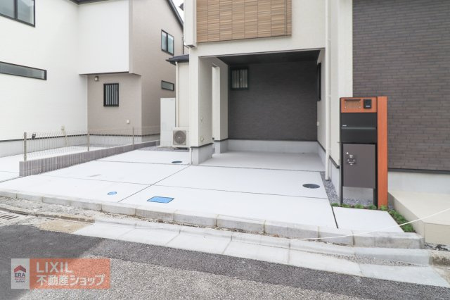 【駐車スペース】〇台の駐車スペースになります。実際のお車の車種とあわせましてご確認ください。舗装されているので出し入れがしやすく雨の日も足元が汚れにくくなっています。