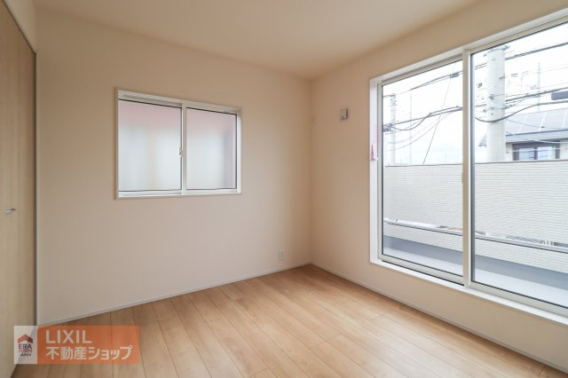 【寝室】2階5.25帖の寝室。ダブルベッドも置けるのでご夫婦の寝室にピッタリです。バルコニーにもそのまま出れるので布団干しも楽々です。