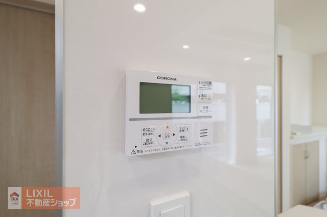 【温水設備】現地完成写真。シンプルなデザインにすることで操作もわかりやすい給湯スイッチ付きで温度調整もラクラクです。