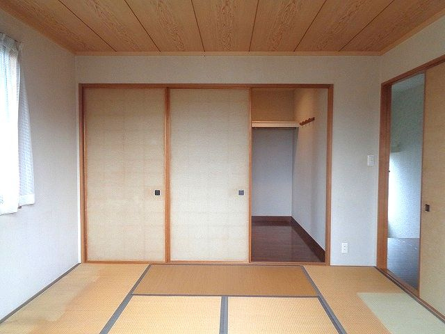 2階和室。広い納戸がついています。
