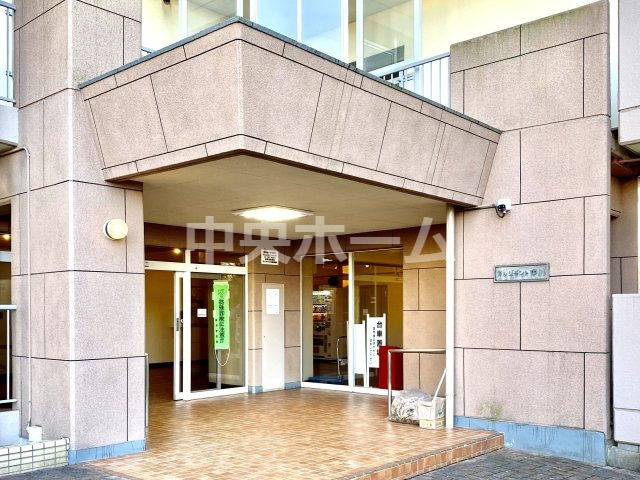 【エントランス】マンションのエントランスは、その物件の印象を決める、顔とも言える場所です。毎日通る場所ですからきれいなのが一番です。