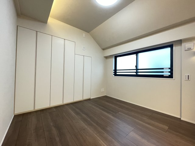 小さな窓がついた洋室は、優しい光が降り注ぎます。　
