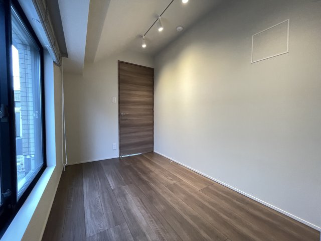 大きな掃き出し窓がついた洋室は、日中は照明がなくても明るく、子ども部屋としてもピッタリ。　