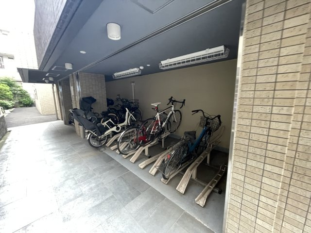 屋根付きの駐輪場で、サビや汚れの心配も不要。　