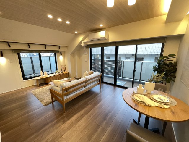 2面採光のお部屋は、日中は照明がいらないほど、明るい光が射し込みます。　