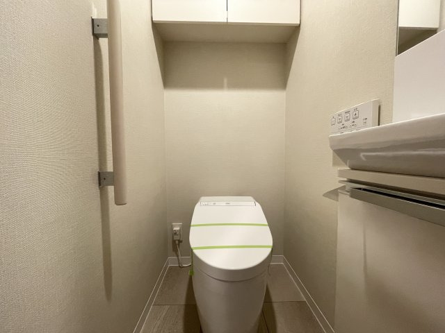 温水洗浄便座付きの清潔感あるトイレは、落ち着いた空間に。　