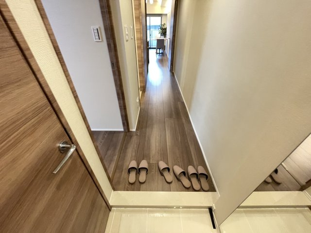 大きな鏡のついた玄関で、お出かけ前の身だしなみチェックもバッチリです。　