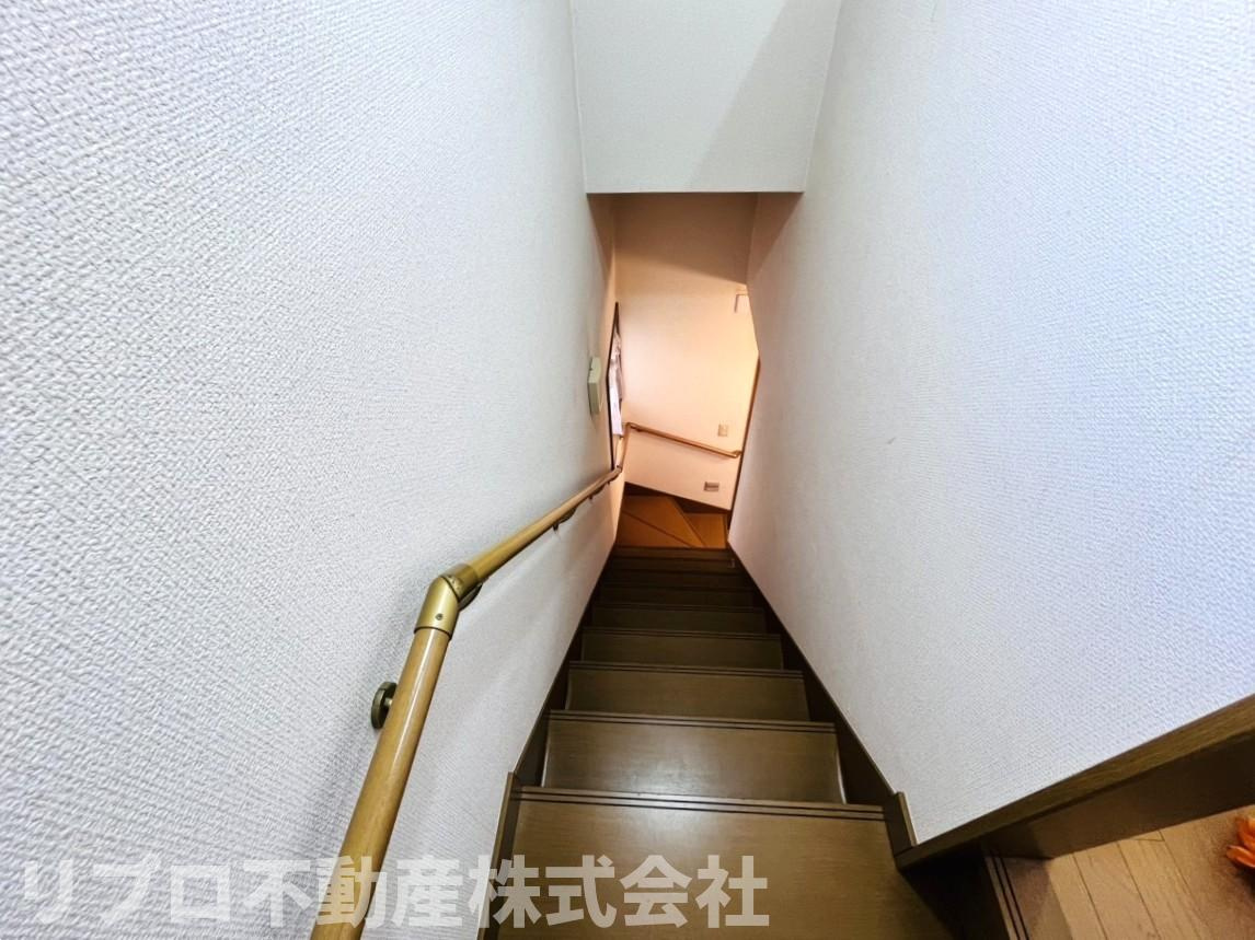 手すり付きの階段で安心です♪