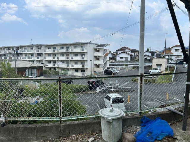 前面道路にゆとりあり！高台ならではの開放感が広がる外観　