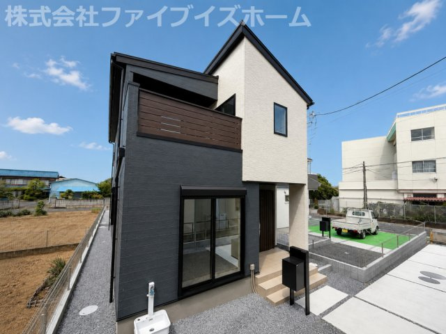 3号棟　外観　爽やかで明るいアイボリーと落ち着き感のあるディープブルーの組み合わせは景観に調和するスタイリッシュな外観になっております。
