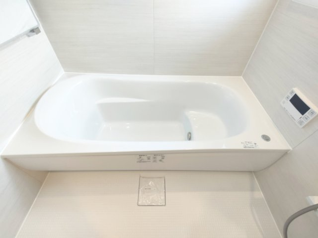 【浴室】　浴室乾燥暖房機・追焚機能付き。快適なバスタイムをサポートします。