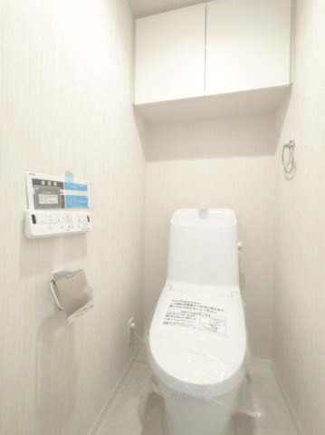 【トイレ】　洗浄機能付きトイレ。上部には収納付で、トイレットペーパー等、買い置きもしやすそうです。