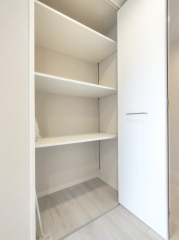 【廊下収納】　廊下にも収納スペースがあるので、物が増えても安心です。