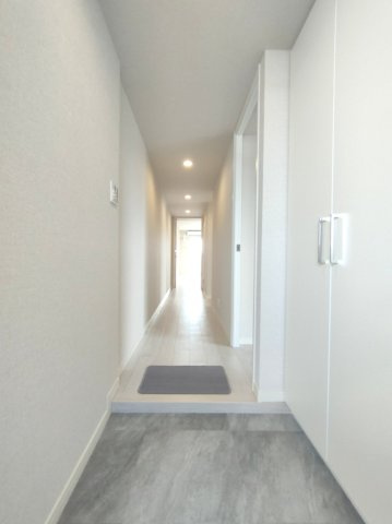 【廊下】　美しい木目が暮らしに温もりと安心感を与えてくれます。
