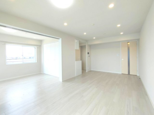 【LDK約15.7帖】　家族団らんの時間を心地よく過ごせる広々ダイニング。