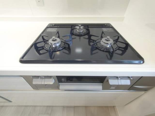 【3口コンロ】　3口コンロ、グリル付きでお料理のレパートリーも増えそうです。