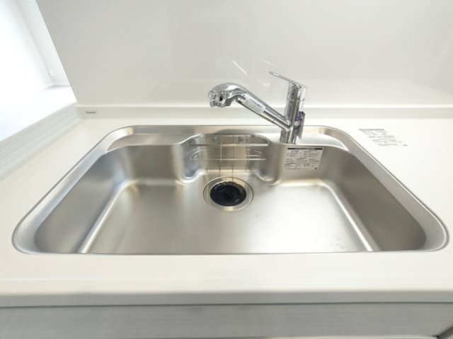 【シンク】　食器洗いもはかどる広々としたシンク。