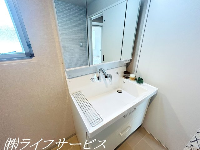 三面鏡付きの洗面化粧台／しっかりと収納できます！