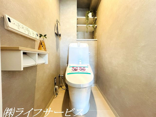 温水洗浄便座付トイレ／小物を置ける可動棚あり！