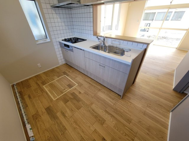新品交換済みのキッチン　便利なカウンターキッチン　床下収納付き