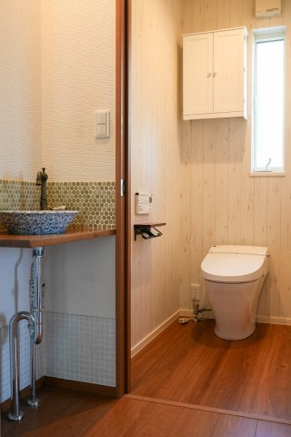 存在感のある美濃焼風のボウルを採用。来客時にも喜ばれる華やかな仕上がりです。