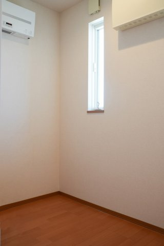 書斎にもできる広さの納戸。