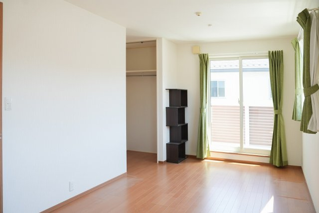 家族の成長に寄り添う「4LDK対応」の広々洋室。現在はゆったり10帖のひと部屋として。将来的には壁を立てて2つの子供部屋に分けることができる、フレキシブルな設計です。