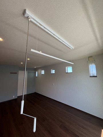 雨の日も安心。スマートな室内物干し完備。主寝室の天井には、昇降式の室内物干しが設置されています。