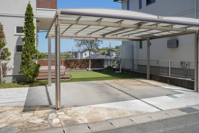並列駐車もスムーズ。ゆとりのカースペースとお庭。柱を最小限に抑えた設計で、大型車もゆったりと駐車可能。雨の日の乗り降りや荷物の積み込みも快適です。