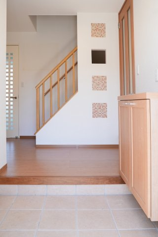 暖色系のモザイクタイルと、小さなニッチ窓が可愛らしいアクセントになっています。