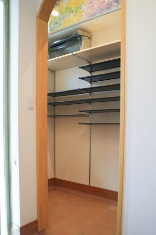 「玄関をいつもスッキリ」を叶える大容量シューズクローク。ベビーカーやアウトドア用品もそのまま置ける土間続きの設計。