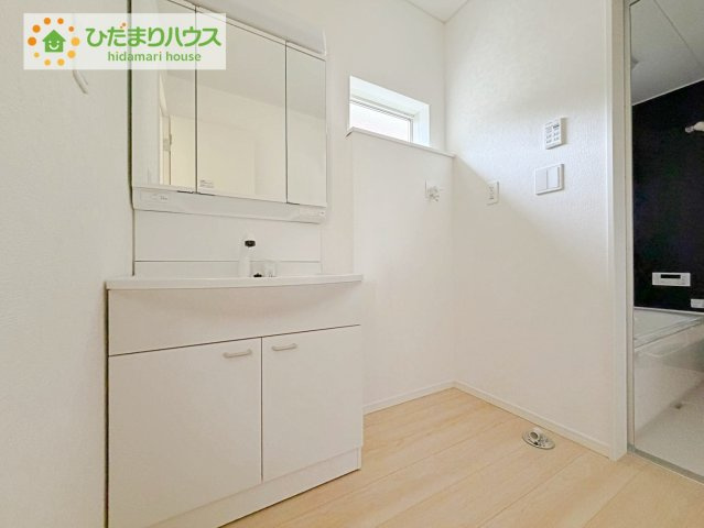 三面鏡の大きな鏡は憧れます(^^♪　鏡の後ろは収納となっていて、細かいものでも収納できるのでスッキリと整理できます！