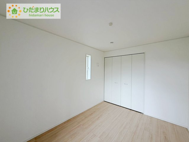 広めの主寝室は、ベッドの他にもパソコンデスクやドレッサーなども置けちゃいます(*^-^*)
