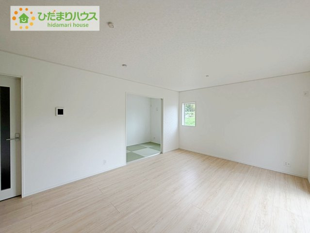 お子様が元気に遊べる広々としたリビングです。