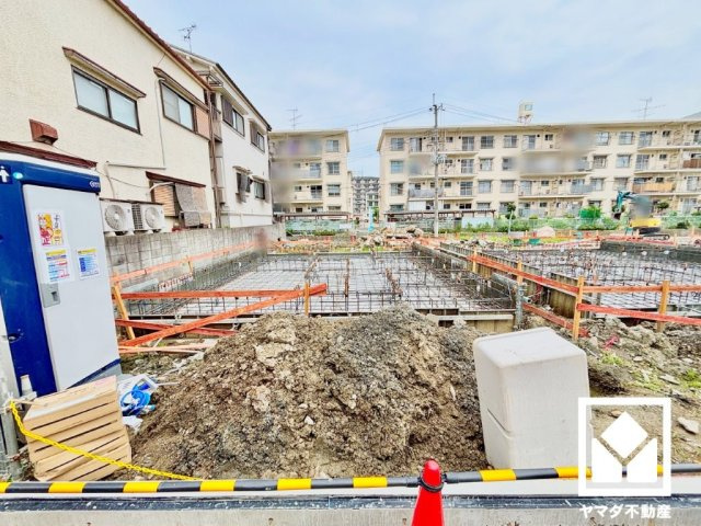 リビングに隣接して子どもの遊び場、お昼寝スペース、家族のくつろぎ空間にもなる、約3帖のタタミコーナーがございます。温かみのある畳のスッキリとしたデザインが、暮らしを心地よく彩ります。