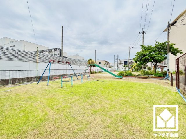 ブランコやすべり台、見通しが良くお子様を見守りやすい広場を備えた「高田市住子ども広場」まで徒歩1分（約66m）で、子育て世帯の方にもお勧めです。天気の良い日や隙間時間にも気軽に利用できる距離感です。