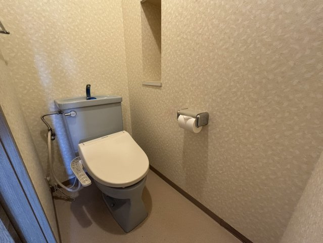 シンプルで落ち着いた印象のトイレ空間。温水洗浄便座付きで快適にお使いいただけます。小物を置けるニッチ棚があり、トイレットペーパーのストックやインテリアも楽しめます。清潔感があります。