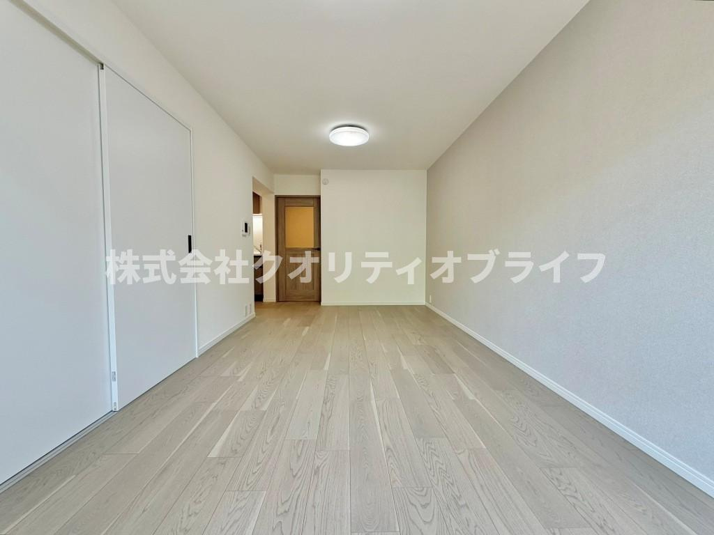 白を基調とした明るい雰囲気のお部屋