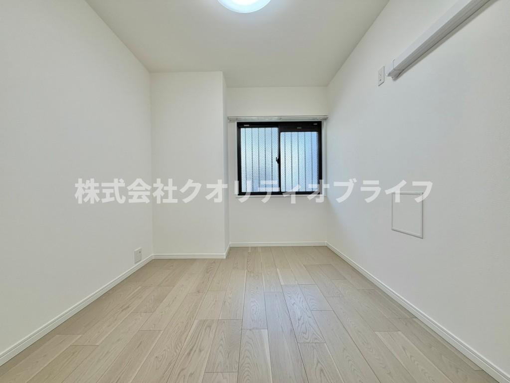 優しい木目調、白い壁で広く見える色合い
