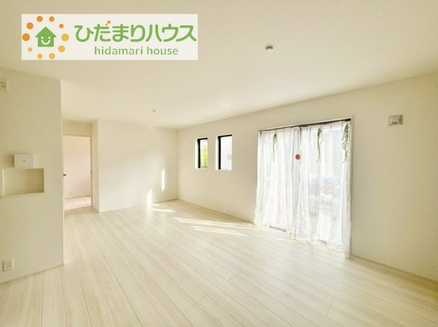 リビングの窓からはあたたかな日差しが差し込みます(* ▽ )