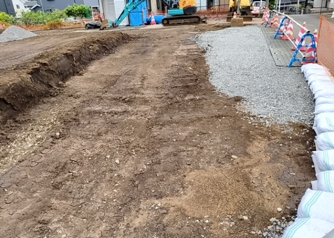 土地の形が極端に長細かったり、狭小地、あるいは道路との高低差がある傾斜地だった場合、後々売ろうとしても買い手がつかない場合もあります。後々、売却することになった時に価値の下がらない土地を選びましょう。